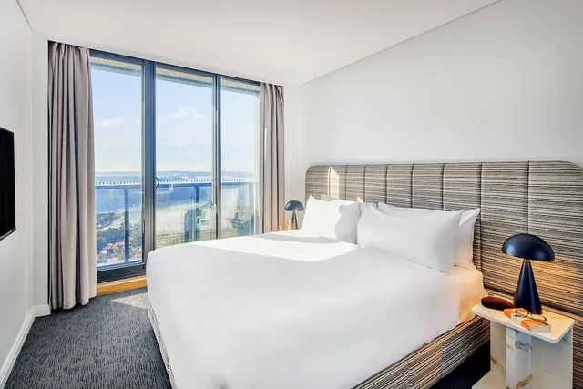 جناح بسريرين كينج بشرفة بغرفتي نوم، Meriton North Sydney 4/10