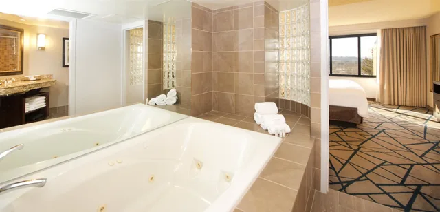 جناح بسرير كينج مع أريكة بحوض جاكوزي، Embassy Suites by Hilton Portland Washington Square 4/4