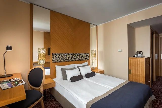 Standard, Queen Bed, Marmara Hotel 2/4