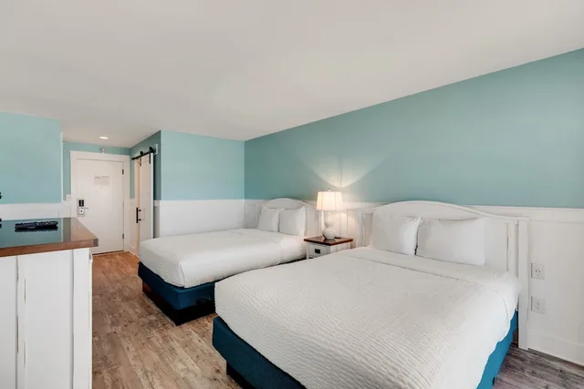 غرفة ديلوكس بسرير كينج بشرفة بإطلالة جزئية على البحر، John Yancey Oceanfront Inn 1/4
