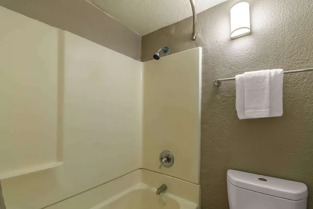 غرفة قياسية بسريرين مزدوجين بمطبخ صغير، Studio6 Hayward, CA – Silicon Valley Gateway 4/4