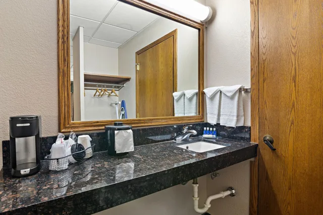 غرفة بسريرين كوين بحوض استحمام لذوي الإعاقة، Rodeway Inn McPherson East 3/3