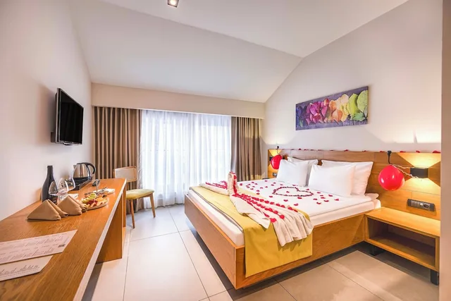 غرفة بريميوم بسرير مزدوج بإطلالة جزئية على البحر، Lei Hotel 1/6