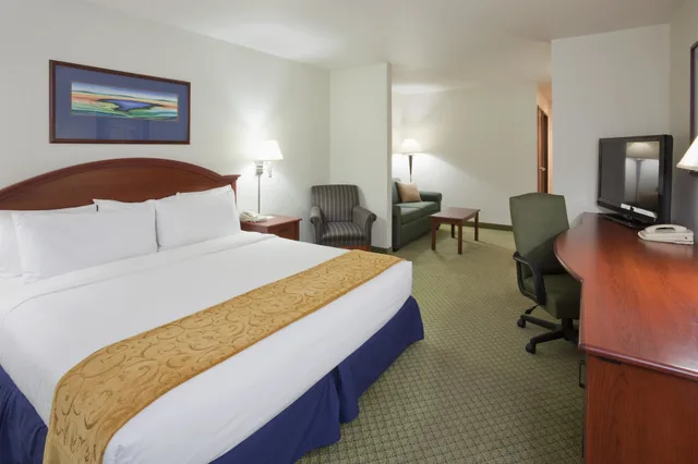 جناح بسرير كينج مع أريكة، Crossings by GrandStay Inn & Suites 2/10