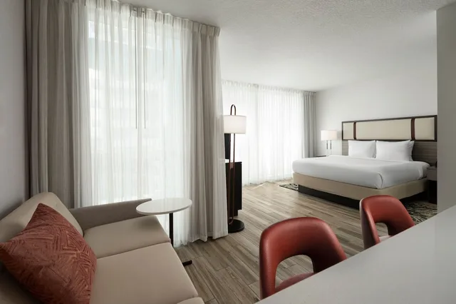 جناح بسرير كينج لذوي الإعاقة، Residence Inn Miami Beach Surfside 2/3