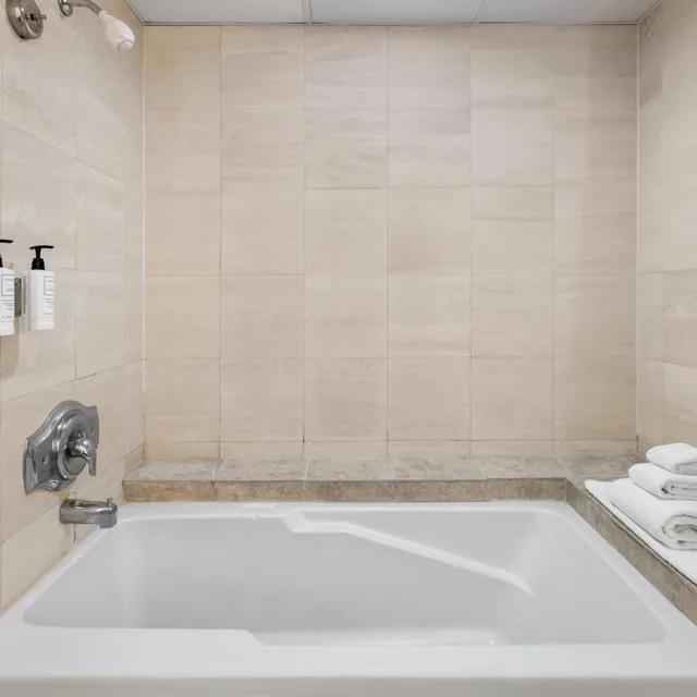 غرفة بسرير كوين بغرفة نوم واحدة مع أريكة، Coconut Malorie Resort Ocean City, an Ascend Collection Hotel 3/6