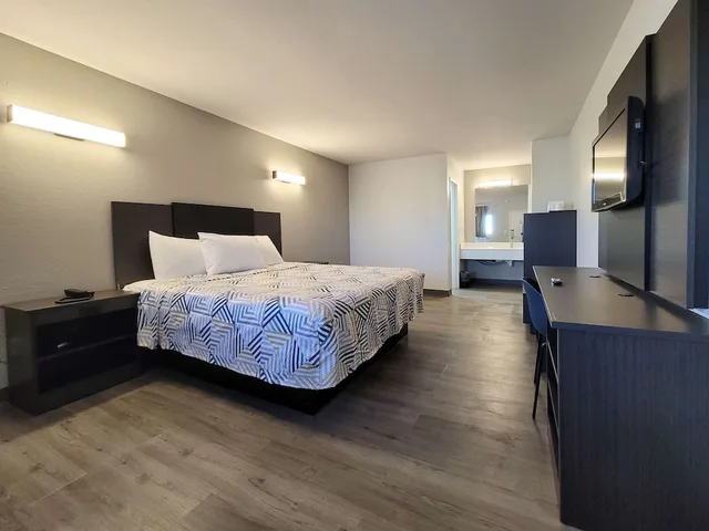 غرفة ديلوكس بسرير كينج لذوي الإعاقة، Motel6 Wichita, KS – South I-35 1/5