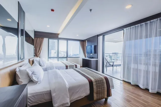 غرفة بريميوم ثلاثية بسرير كوين بحوض استحمام، Golden Jomtien Beach Hotel 4/7