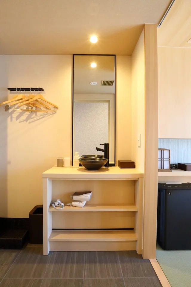 غرفة بسرير كوين وسريرين منفصلين تُحدَّد حسب التوفر، Henn na Hotel Premier Kyoto Gojo Karasuma 4/4