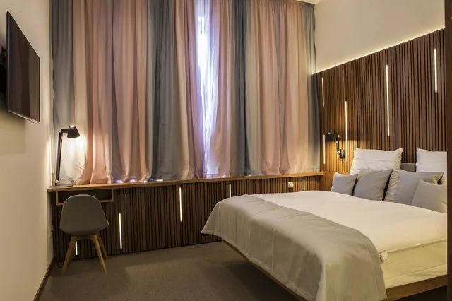 جناح بزنس بسرير مزدوج بغرفة نوم واحدة مع أريكة، H24 Hotel Berlin Lichtenberg 1/8