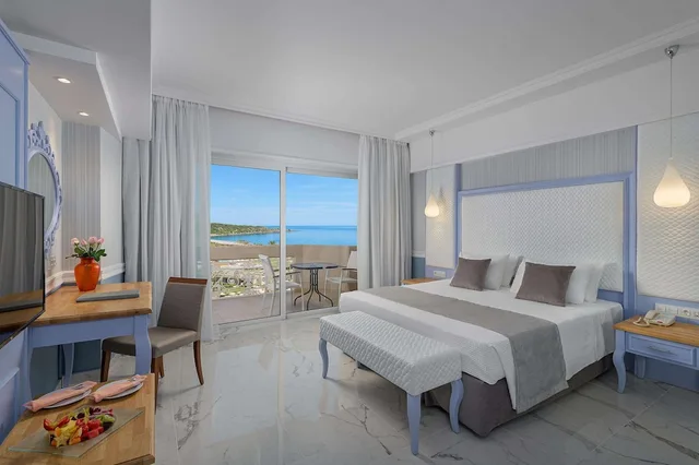 جناح جونيور بسرير كوين بإطلالة على البحر مع أريكة، Rodos Palladium Leisure and Wellness 1/2