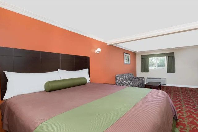 جناح بسرير كينج مع أريكة، Travelodge Inn & Suites by Wyndham Bell Los Angeles Area 2/10