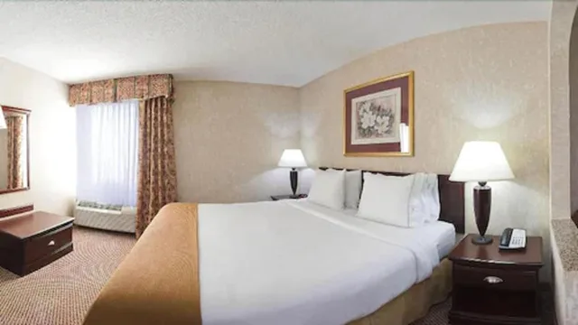 غرفة قياسية بسرير كينج، Holiday Inn Express Hotel And Suites Corinth 2/4