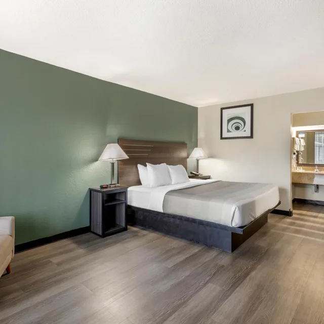 Room, King Bed, Bathtub, Exterior Entrance, Accessible، Quality Inn & Suites Santee I-95 2/8