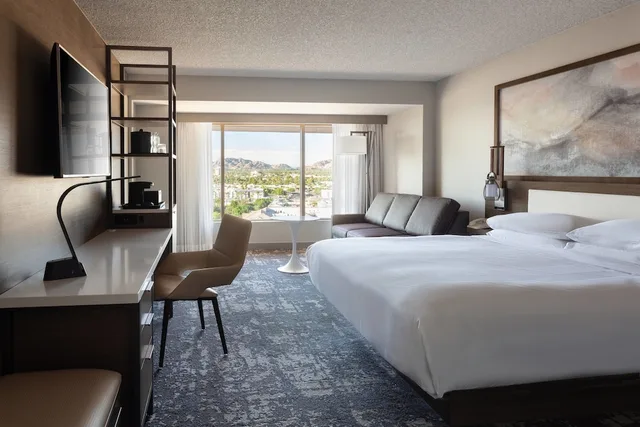 Guest Room, King Bed, Balcony, Phoenix Airport Marriott 8/17