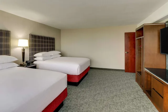 جناح بسريرين كوين بغرفتين مع أريكة لذوي الإعاقة، Drury Inn and Suites St. Joseph 1/2