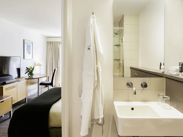 Alpine, Standard, King Bed, with View، NOVOTEL QUEENSTOWN LAKESIDE 6/8