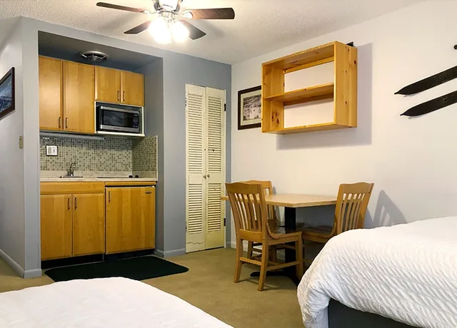 Room, 1 Single and 2 Queen Beds, Low Floor، Tyrolean Lodge 5/9