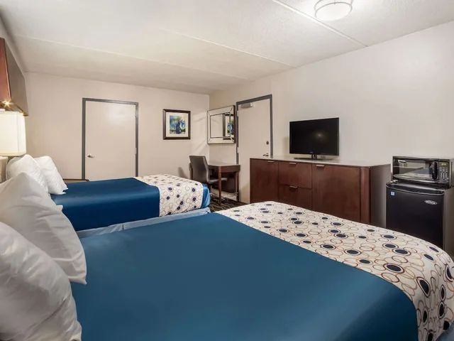 غرفة بسريرين مزدوجين لذوي الإعاقة، Rodeway Inn Greenwood 2/3