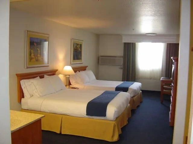 غرفة قياسية بسريرين كوين لذوي الإعاقة، Holiday Inn Express Hotel & Suites Corning 1/5