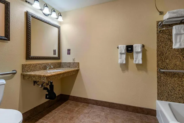 غرفة بسرير كينج بحوض استحمام لذوي الإعاقة، Lloyd Hotel Astoria Bayfront, Ascend Hotel Collection, OR 7/10