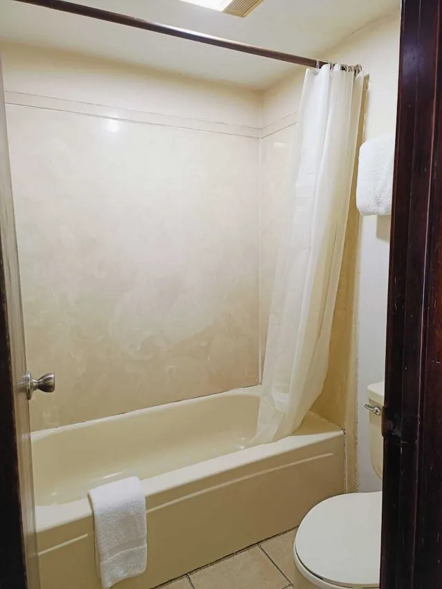 غرفة بسرير كينج للمدخنين، Victorian Inn 4/5