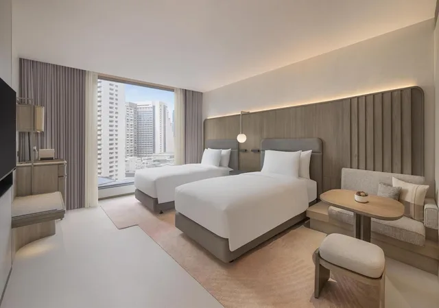غرفة ركنية بسريرين كينج بغرفتي نوم، KROMO Bangkok, Curio Collection by Hilton 4/10