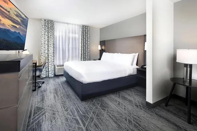 جناح استوديو بسرير كينج، La Quinta Inn & Suites by Wyndham Asheville Downtown 2/3