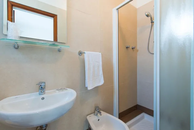 غرفة رباعية، Hotel Sirena 8/9