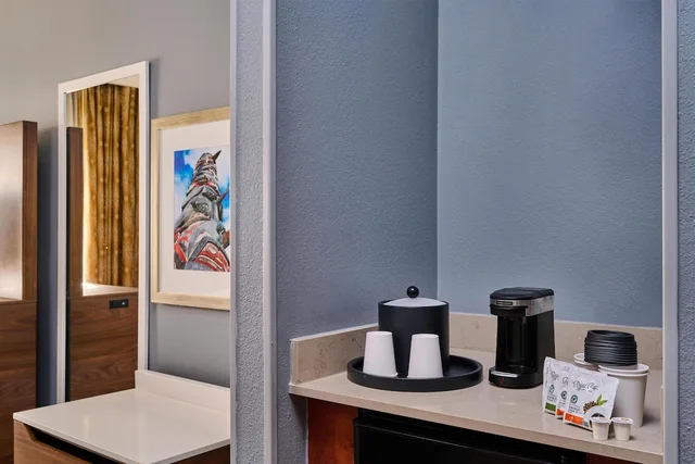 غرفة قياسية بسرير كينج بمطبخ صغير، Hampton Inn Anchorage 8/8