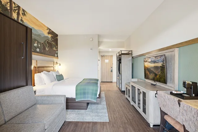 Room, King Bed, Murphy Bed, Balcony، Dollywoods HeartSong Lodge & Resort 2/9