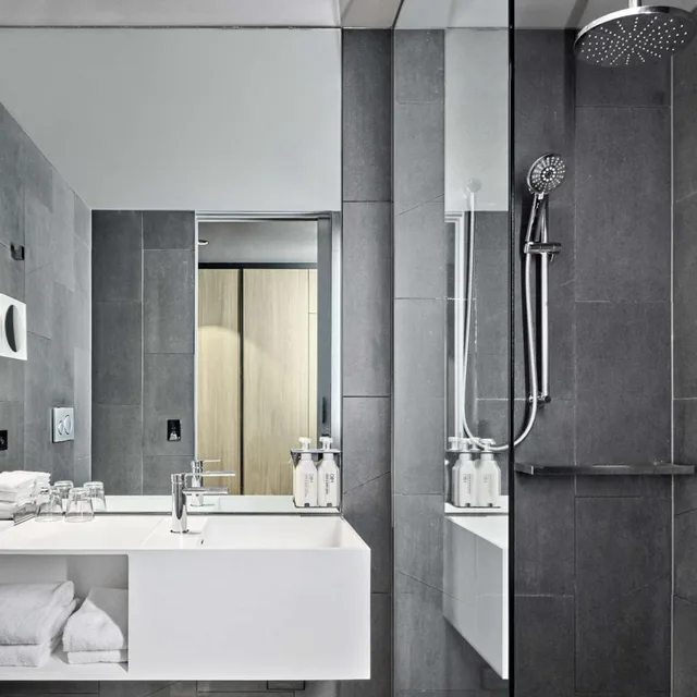 غرفة بريميوم بسريرين كوين بإطلالة على المرفأ، Vibe Hotel Melbourne Docklands 5/7