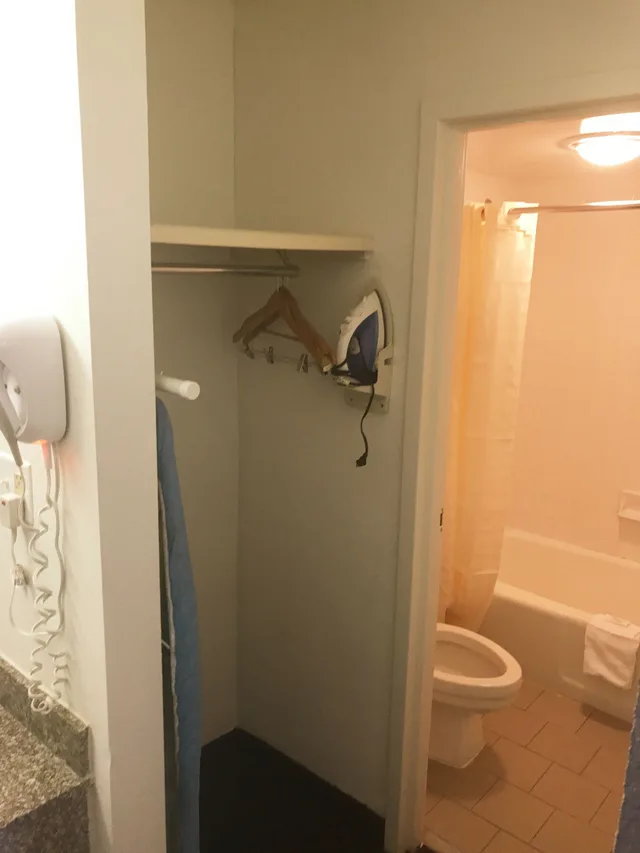 غرفة قياسية بسرير كينج، Days Inn & Suites by Wyndham Mobile 8/8