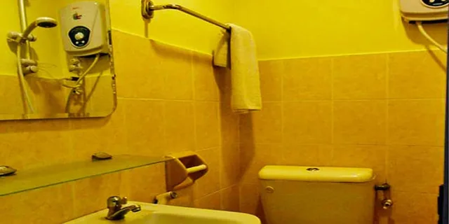 Family, Single Bed, Queen Bed, No Window, Hotel Suria 2/2
