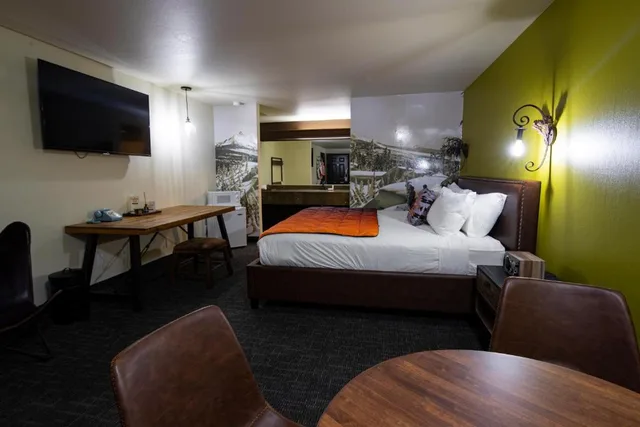Camper, King Bed، Campfire Hotel 4/6