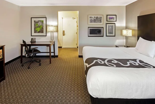 غرفة بسرير كينج مع أريكة، La Quinta Inn Suites By Wyndham Milwaukee Delafield 2/4