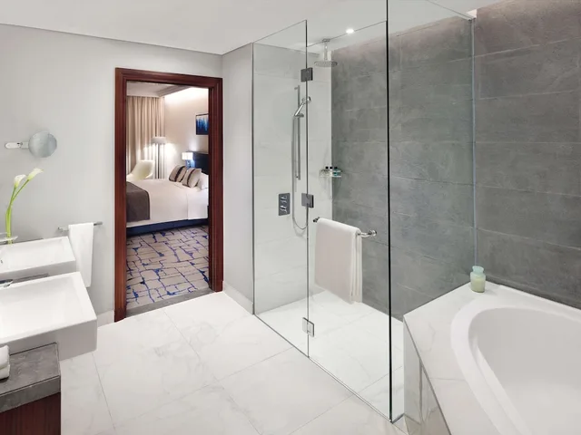 غرفة ديلوكس بسرير كينج، Movenpick Bur Dubai 7/8