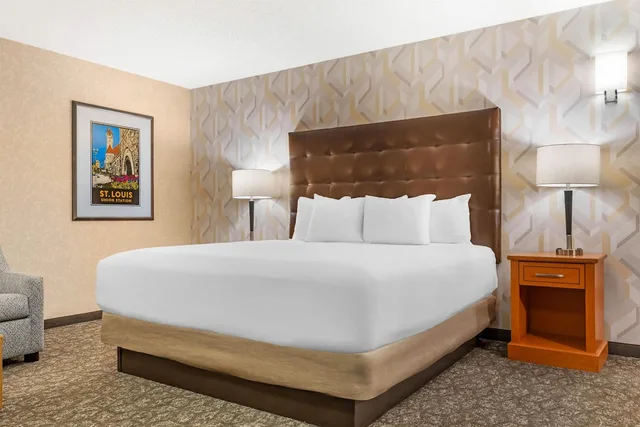 غرفة بسرير كينج مع أريكة، Drury Inn & Suites St. Louis Union Station 1/5
