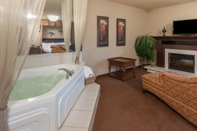 جناح عائلي بسرير كينج وسريرين منفصلين، Ramada By Wyndham Drumheller Hotel & Suites 5/18