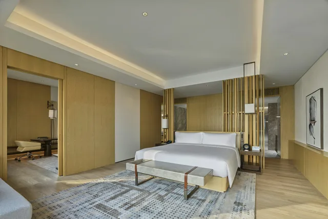 Deluxe, Suite, King Bed, Lake View, Hilton Suzhou Yinshan Lake 2/4