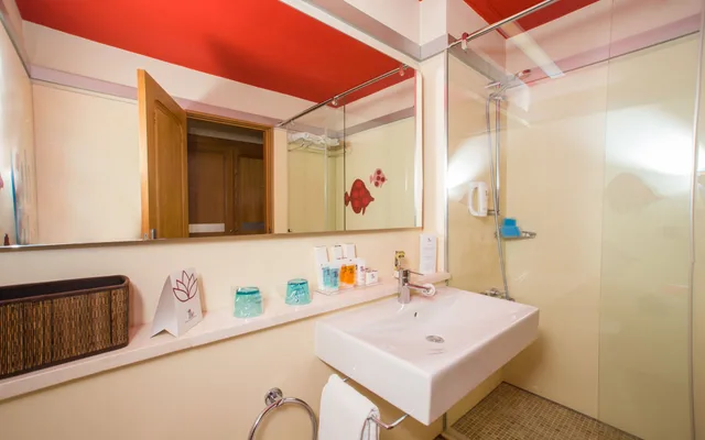 غرفة بسرير مزدوج وسرير فردي بشرفة، Hotel LIVVO Puerto de Mogan 7/9