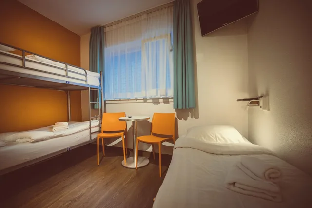 Mixed Dorm, Shared Bathroom, Tourist Inn 2/3