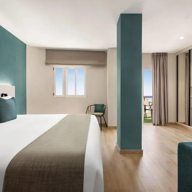 غرفة فاخرة بسرير مزدوج بإطلالة على البحر، Ramada Resort by Wyndham Puerto de Mazarron 5/7