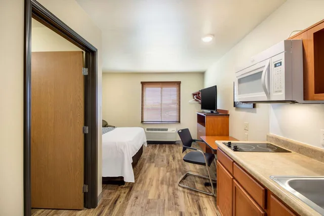Efficiency, Queen Bed, Econo Lodge Burlington I-70 8/8