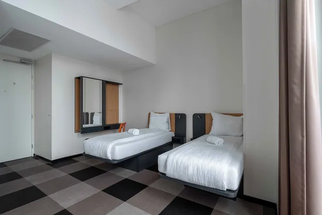 غرفة عائلية رباعية بسرير كوين وسريرين منفصلين لذوي الإعاقة، easyHotel Maastricht City Center 7/10