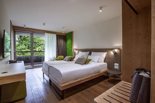 غرفة بسرير كوين بإطلالة على المتنزه بشرفة مع أريكة، Hotel Park 1/4