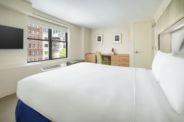 Standard, Queen Bed, The Shoreham Hotel 4/10