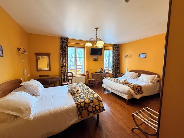 غرفة رباعية بسريرين مزدوجين بإطلالة على الفناء، Hotel De Calais 1/10