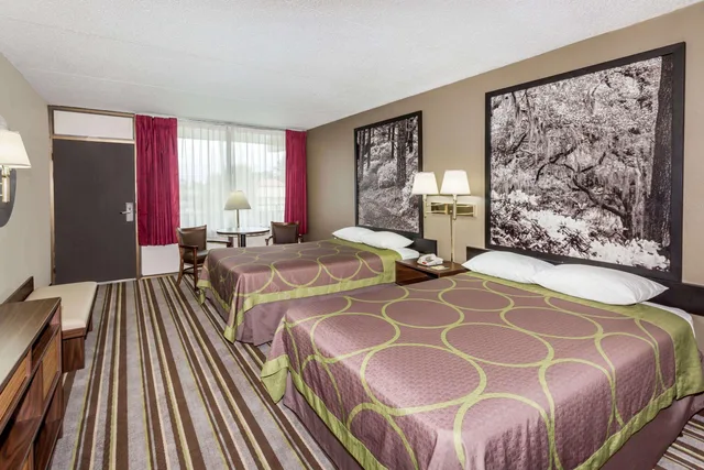 غرفة بسريرين مزدوجين، Super 8 by Wyndham Valdosta Mall 1/1