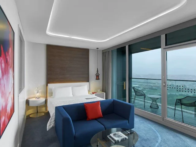 غرفة تنفيذية بسرير كينج بإطلالة على المدينة بشرفة مع دخول صالة النادي، Le Meridien Istanbul Etiler 1/5